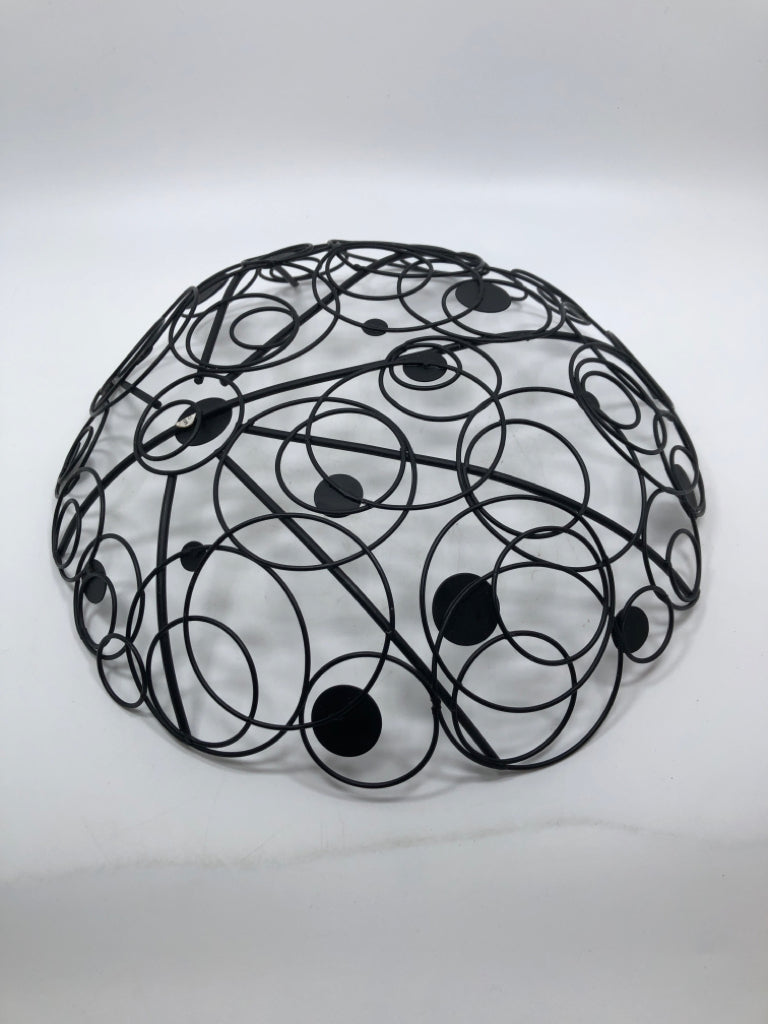 BLACK METAL CIRCLES FRUIT BASKET.