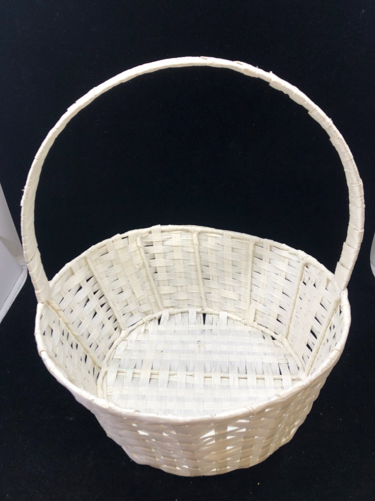 WHITE ROUND BASKET W/HANDLE.
