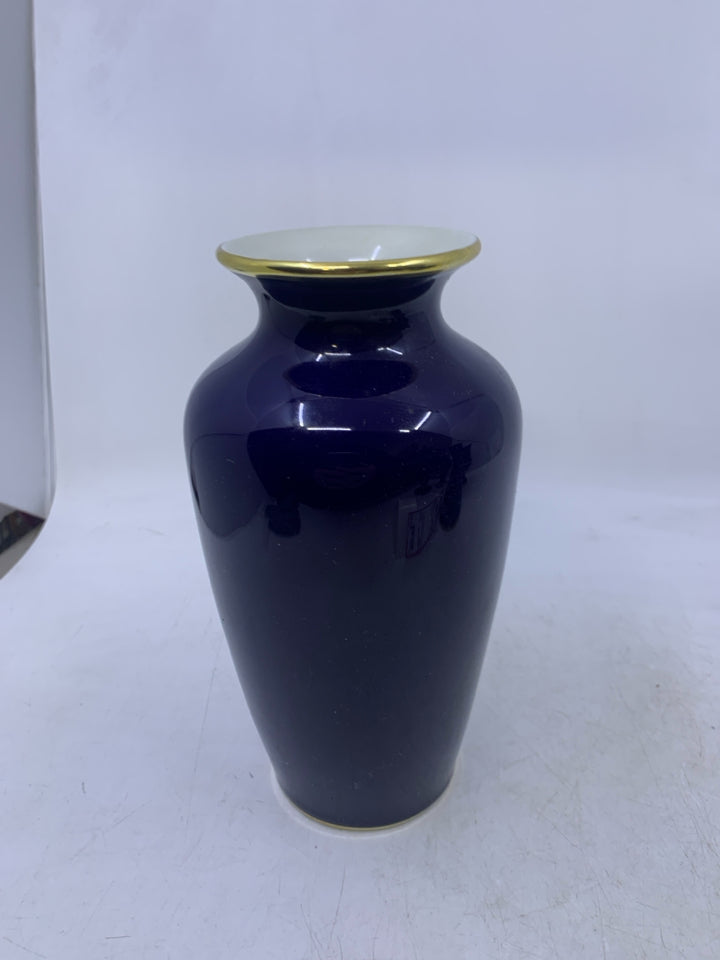 COBALT BLUE VASE W/ GOLD DETAILED FLOWERS.