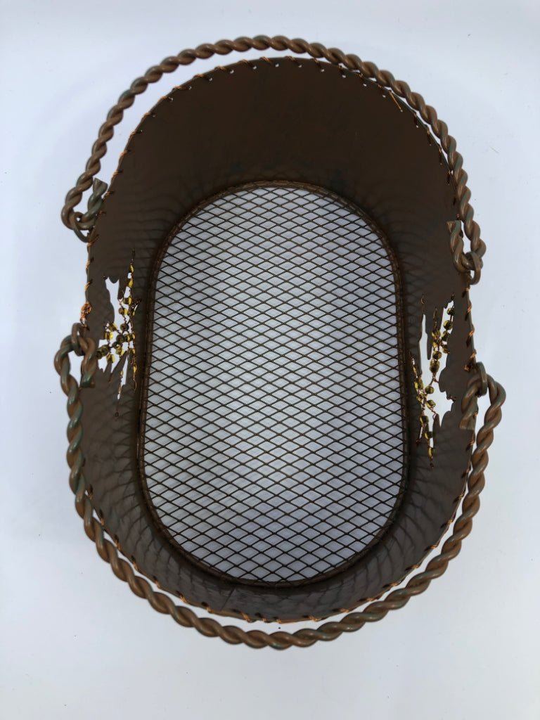 METAL CUTOUT LEAF BASKET W/2 HANDLES.