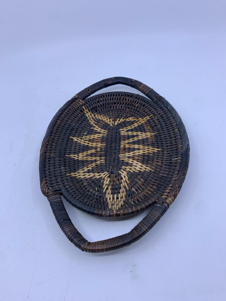 DARK WOVEN BASKET OVAL BASKET TRAY W/ WHITE DESIGN.