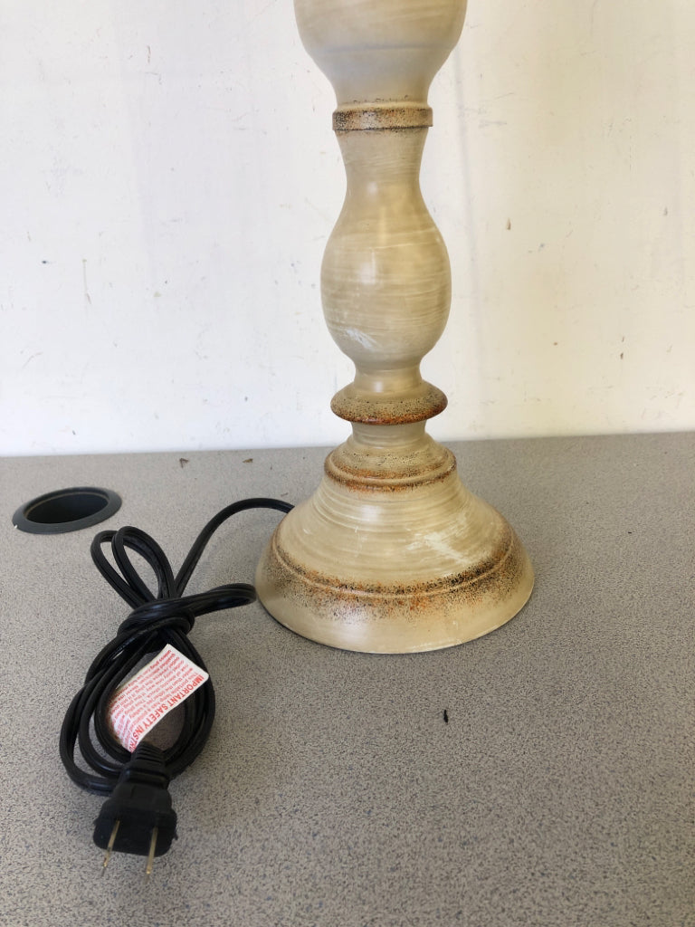 TAN DISTRESSED BASE TOUCH LAMP W/WHITE WIRE FRAME.