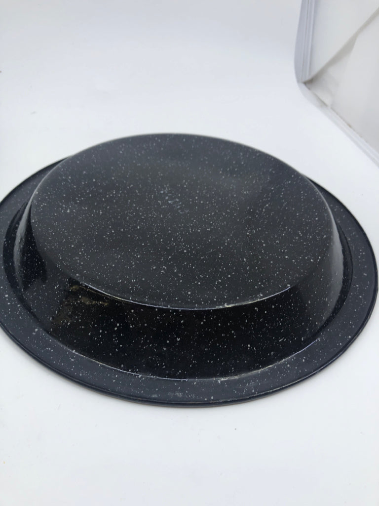 4 BLACK ENAMEL METAL DINNER PLATES.