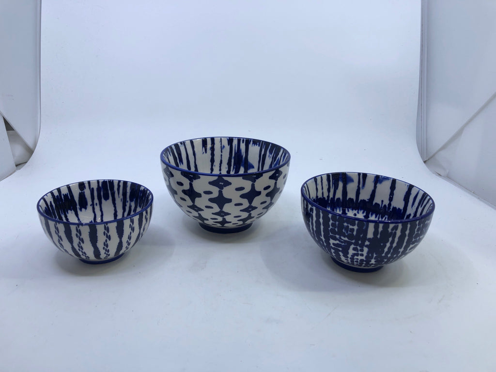 3 BLUE AND WHITE NESTING BOWLS.