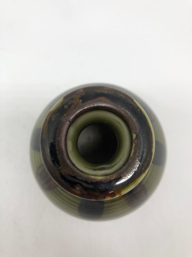 GREEN GLAZE POTTERY BUD VASE.