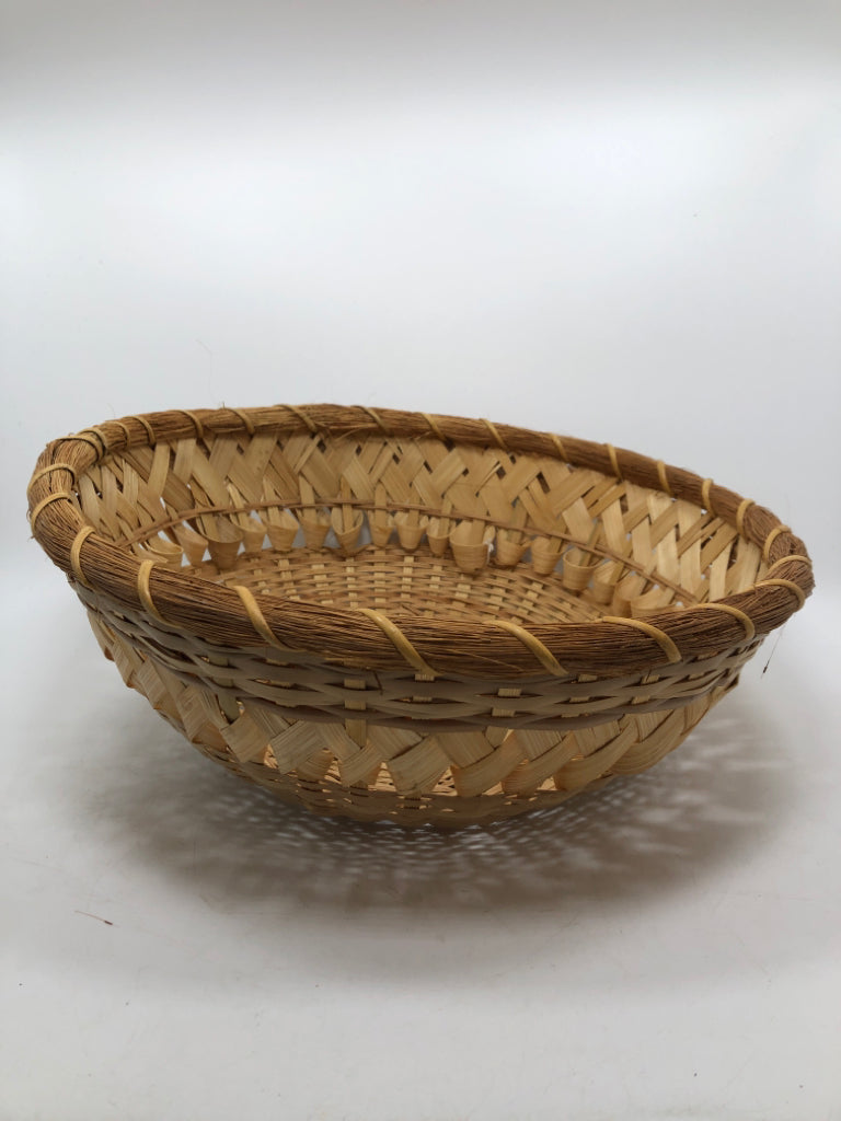 ROUND TWO TONE BASKET W/HERRINGBONE STYLE WEAVE.