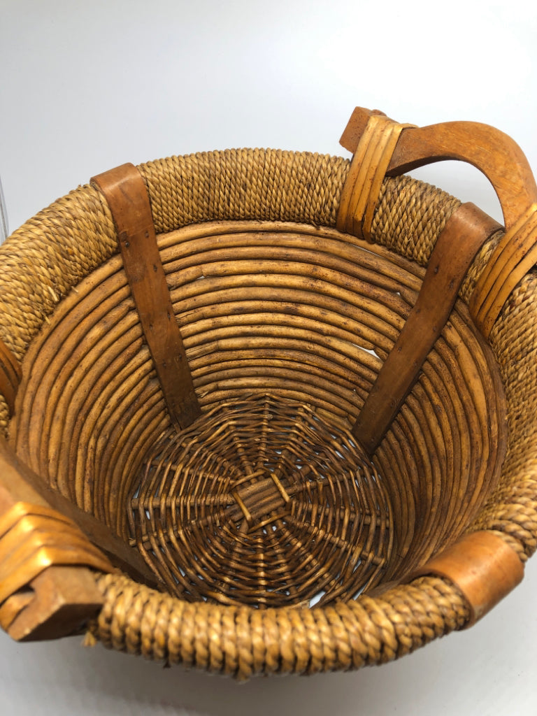 VTG STYLE BAMBOO GATHERING BASKET.