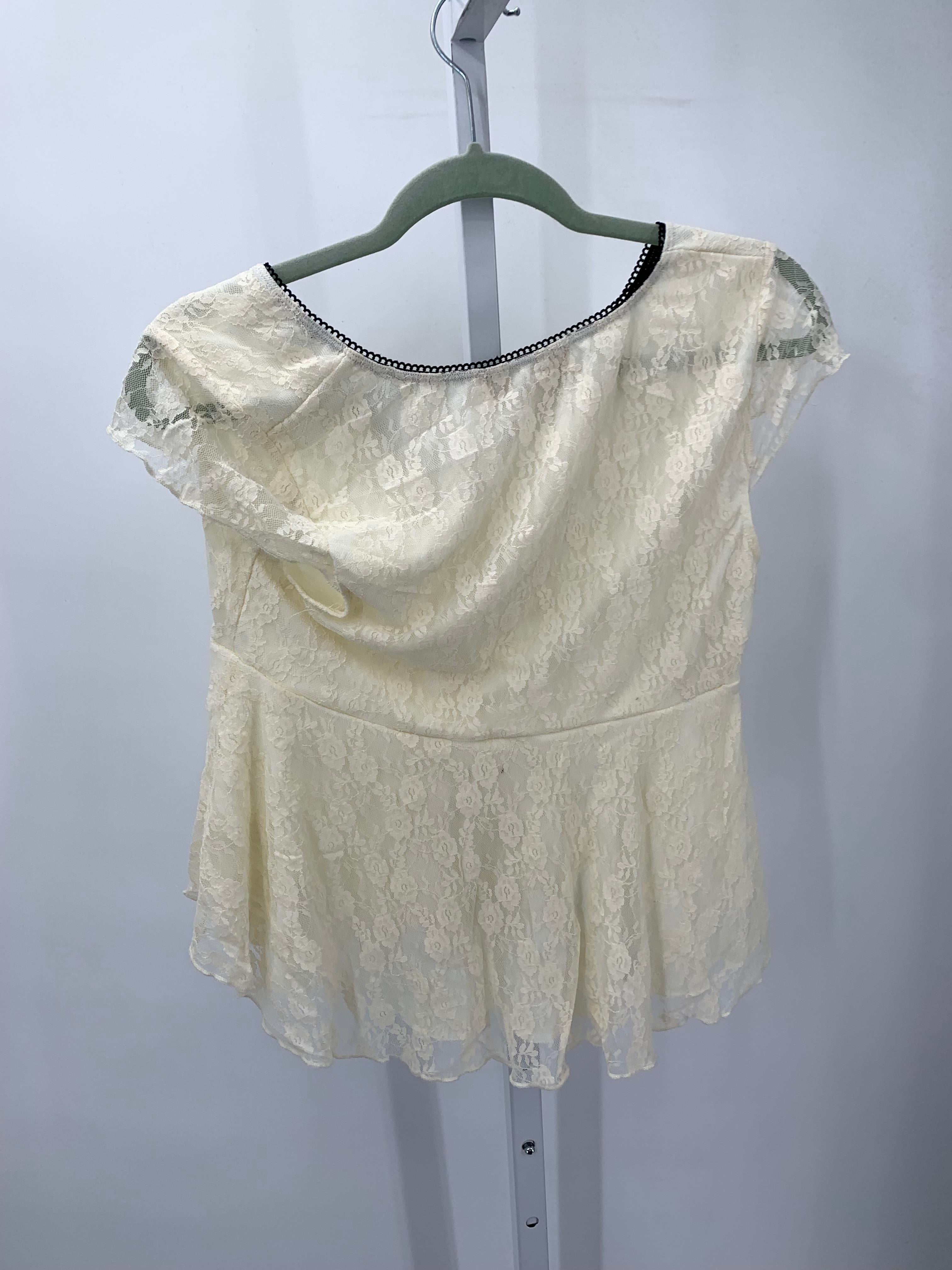 Size Large Juniors Short Sleeve Shirt