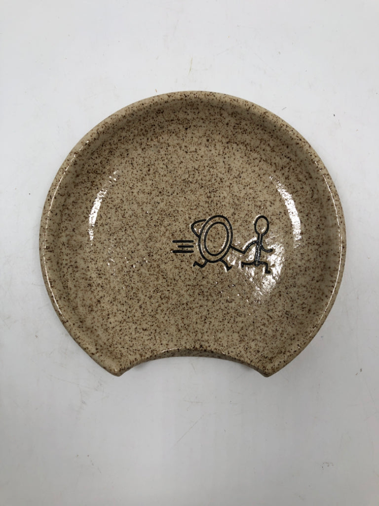NASSERAMICS SPOON REST W/PLATE& SPOON RUNNING TOGETHER.