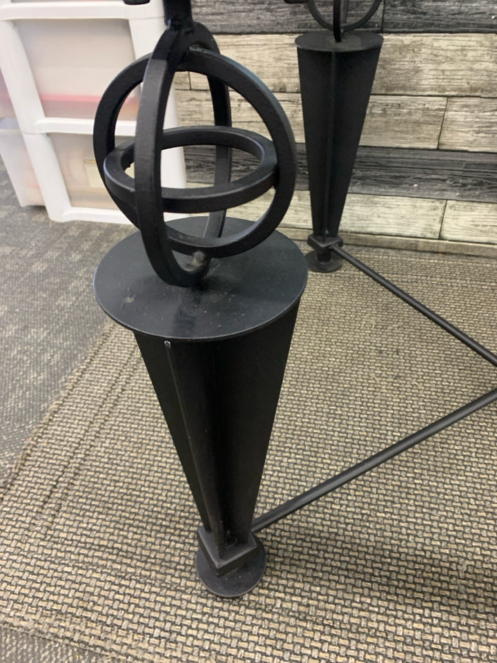 METAL BASE SQUARE SIDE TABLE W/GLASS TOP.