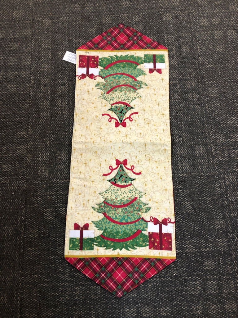 CHRISTMAS TREE TABLE RUNNER.