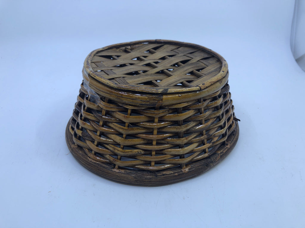 SMALL ROUND WOVEN BASKET.