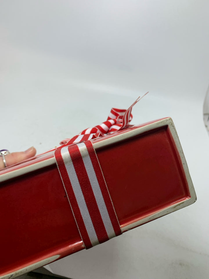RED PLANTER PRESENT.