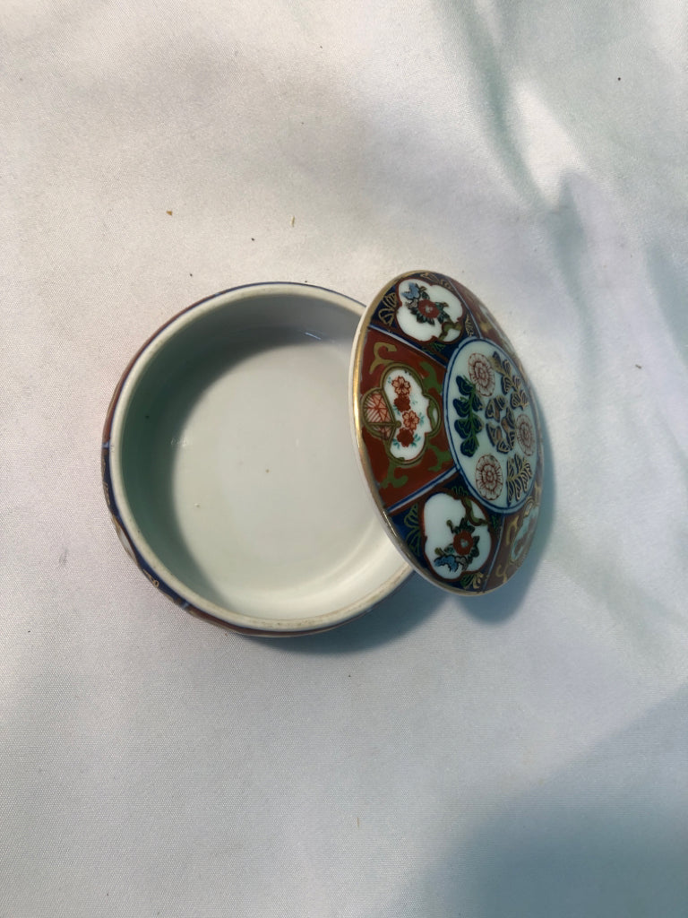 RED/BLUE CIRCLE ASIAN STYLE TRINKET BOX.