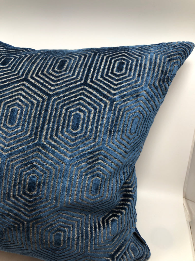 FLUFFY GEOMETRIC BLUE PILLOW - CASA DECOR.