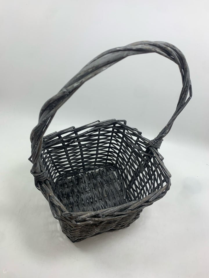 GRAY WOVEN SQUARE WICKER BASKET.
