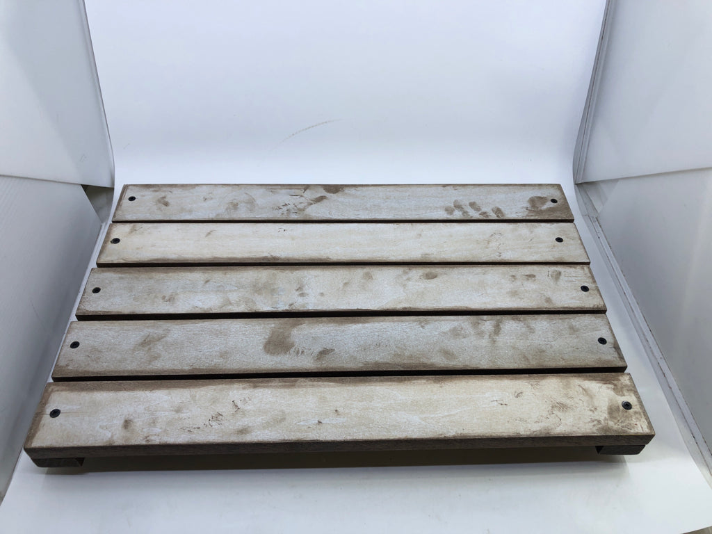 DARK WOOD SLATS TRAY W/ BLACK METAL HANDLES.