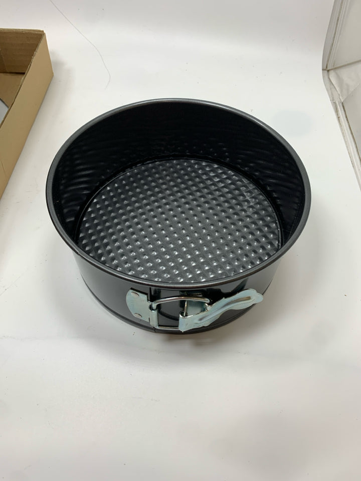 3 NIB NONSTICK SPRINGFORM PANS.