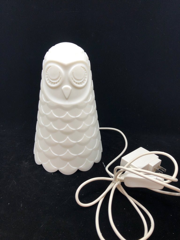 WHITE PLASTIC OWL LAMP.