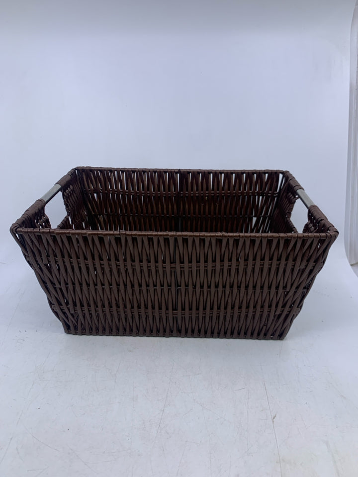 BROWN PLASTIC WOVEN W/ SILVER METAL HANDLES.