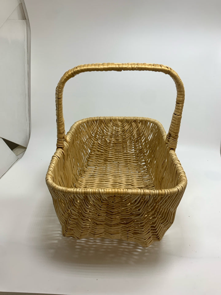 WOVEN WICKER BASKET.