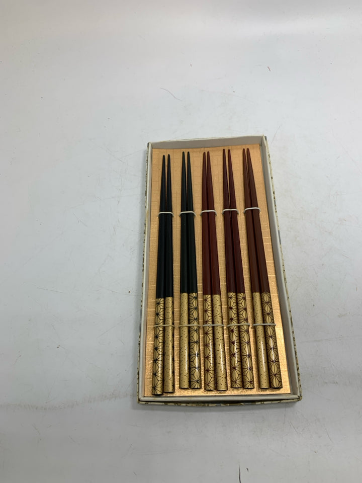 IN BOX 5 SETS OF CHOPSTICKS.