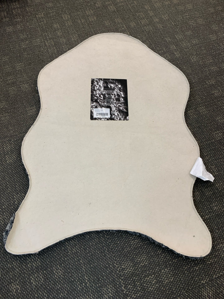GRAY FAUX FUR ACCENT RUG.