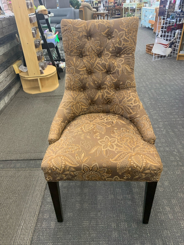 BROWN/TAN PAISLEY ACCENT CHAIR.
