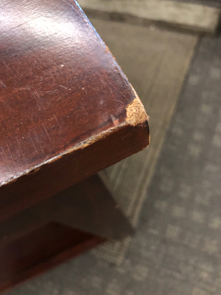 FAUX CHERRY COLORED WOOD SIDE TABLE W/ DRAWER.