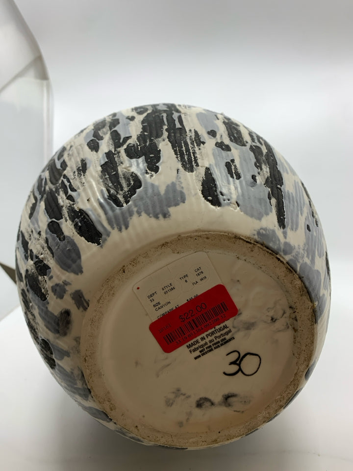 LARGE BLACK AND GREY CERAMIC ROUND VASE.
