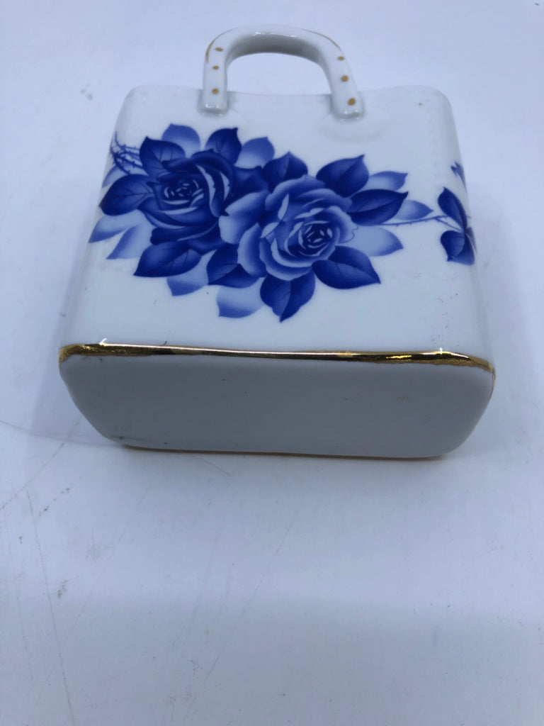 SMALL BLUE AND WHITE PURSE.