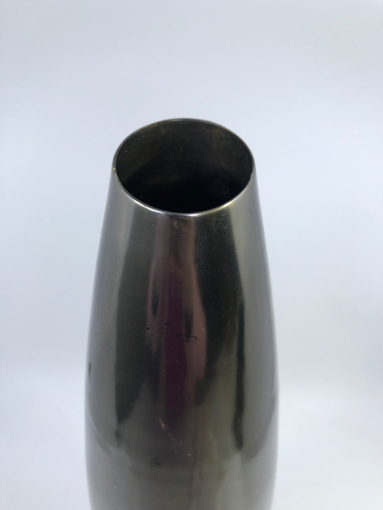 FOOTED SILVER/BLACK METAL VASE.