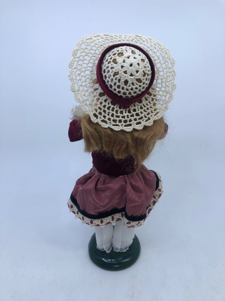 BYERS' CHOICE GIRL HOLDING GOLD PRESENT BOX W/ LACE HAT- 2003.