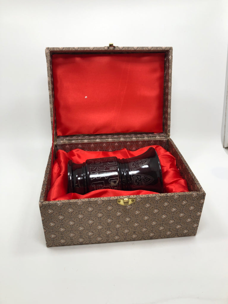 WOOD LACQUER VASE IN FABRIC BOX VASE.
