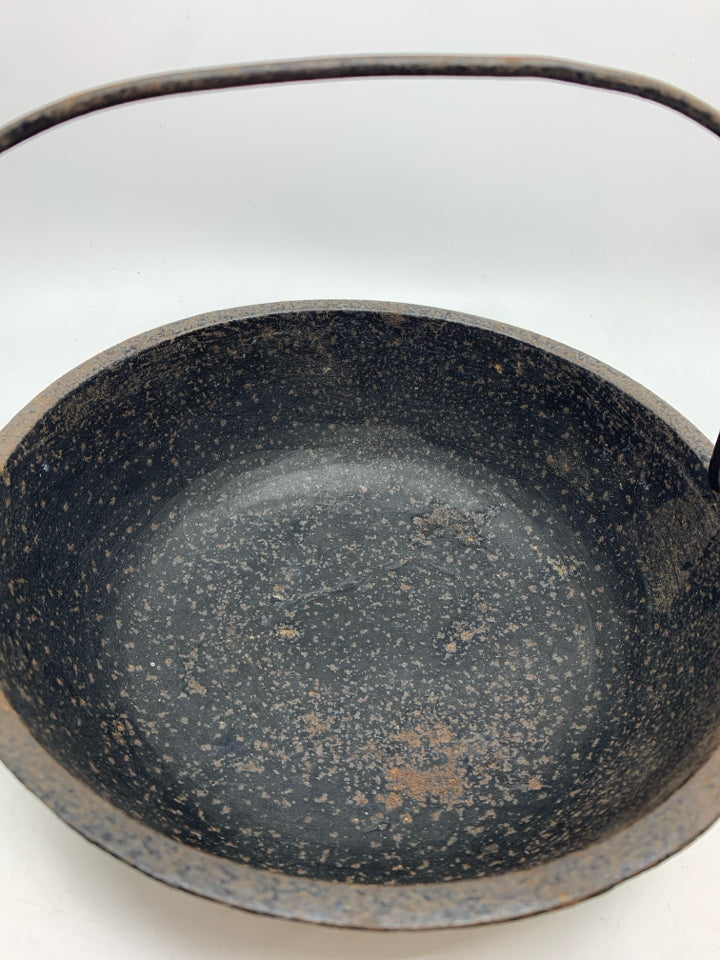 VTG METAL SCOTCH BOWL W/HANDLE.