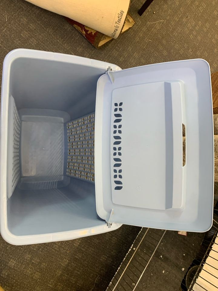 BLUE PLASTIC LAUNDRY HAMPER.