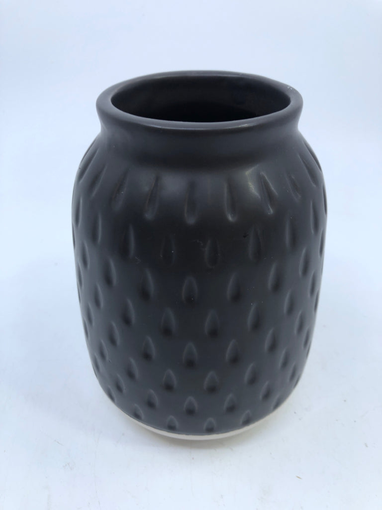 BLACK W WHITE BOTTOM VASE.