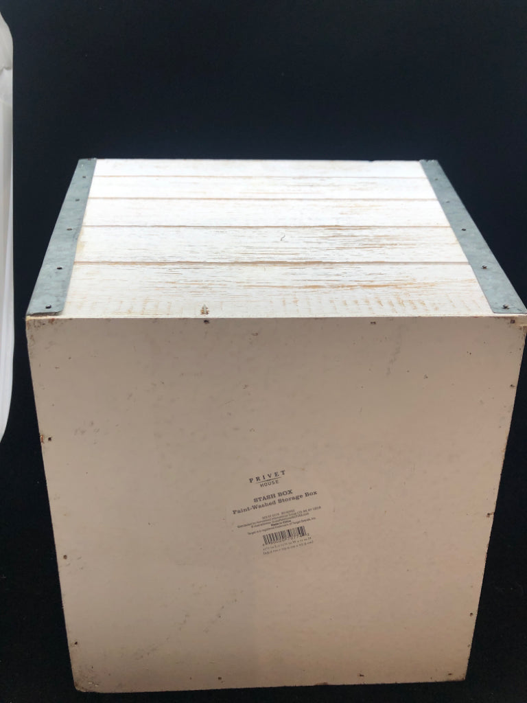 WHITE RUSTIC WOODEN FLOWER PLANTER.