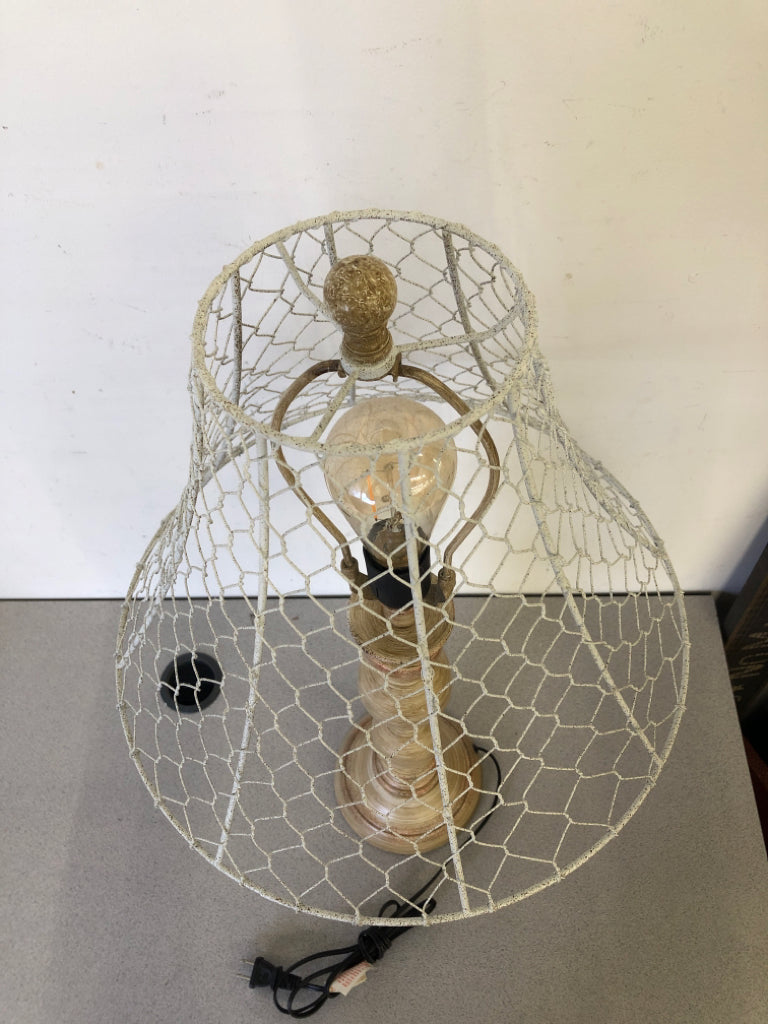 TAN DISTRESSED BASE TOUCH LAMP W/WHITE WIRE FRAME.