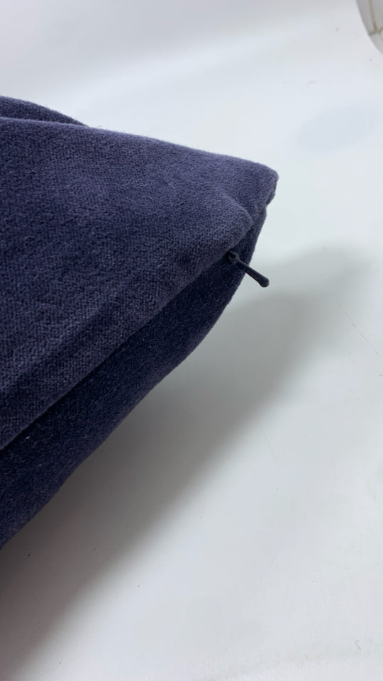 NAVY BLUE VELVET PILLOW.