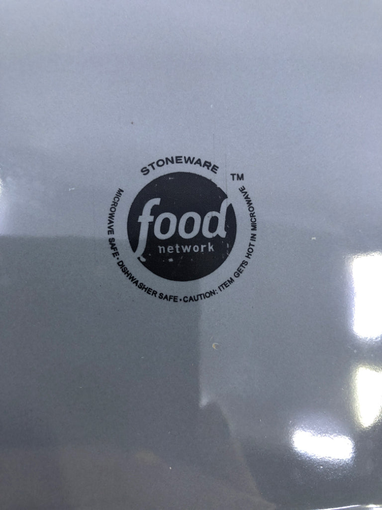 12 PC SVC 4 SQUARE PLATES + BOWLS.