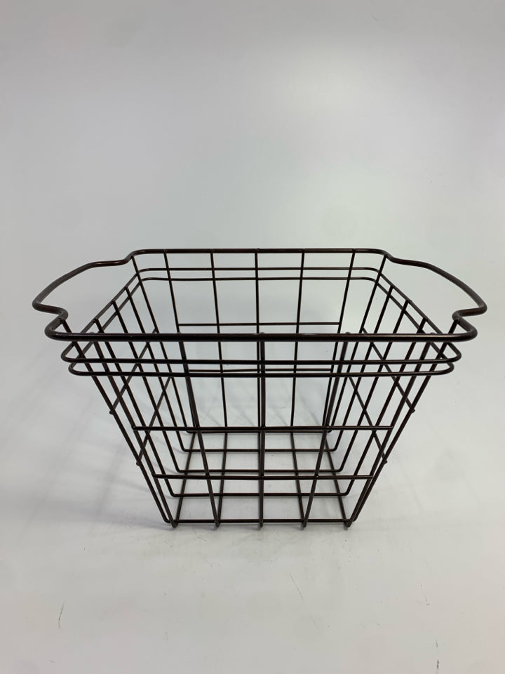BROWN METAL SQUARE WIRE BASKET.