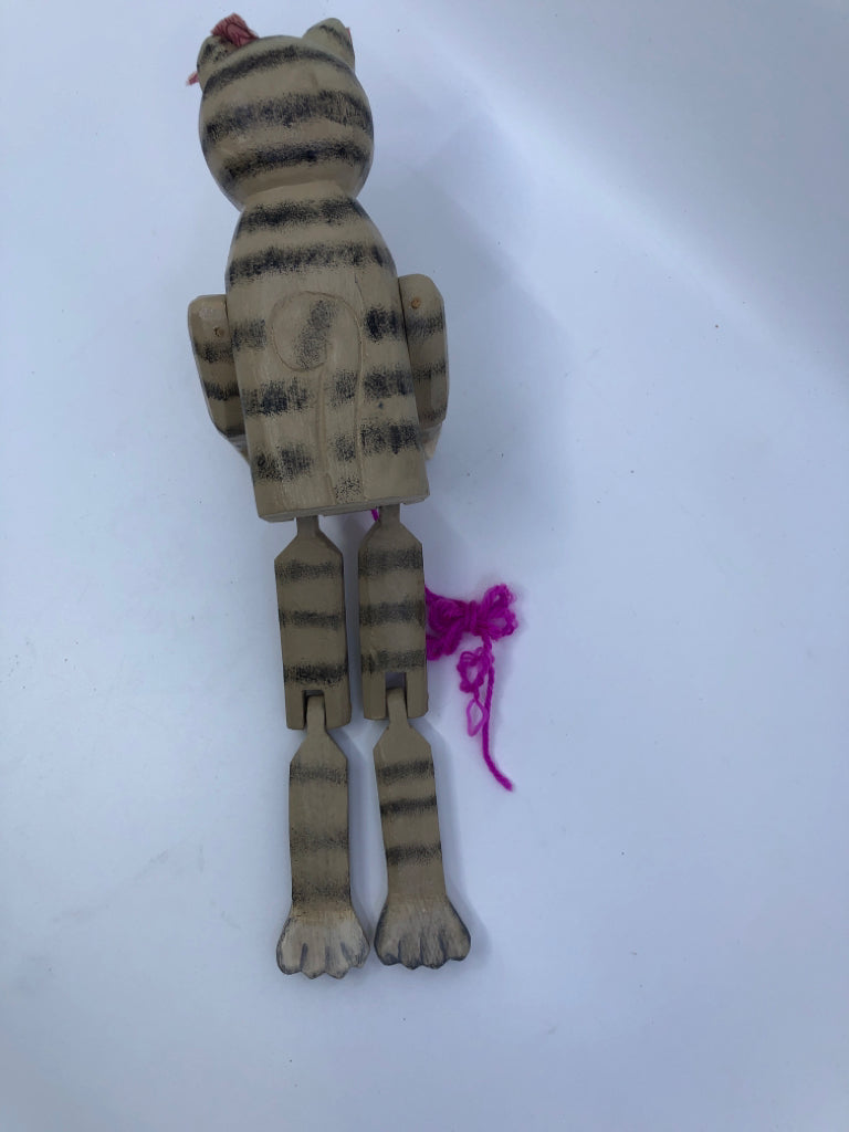 VTG SHELF SITTING KNITTING CAT.
