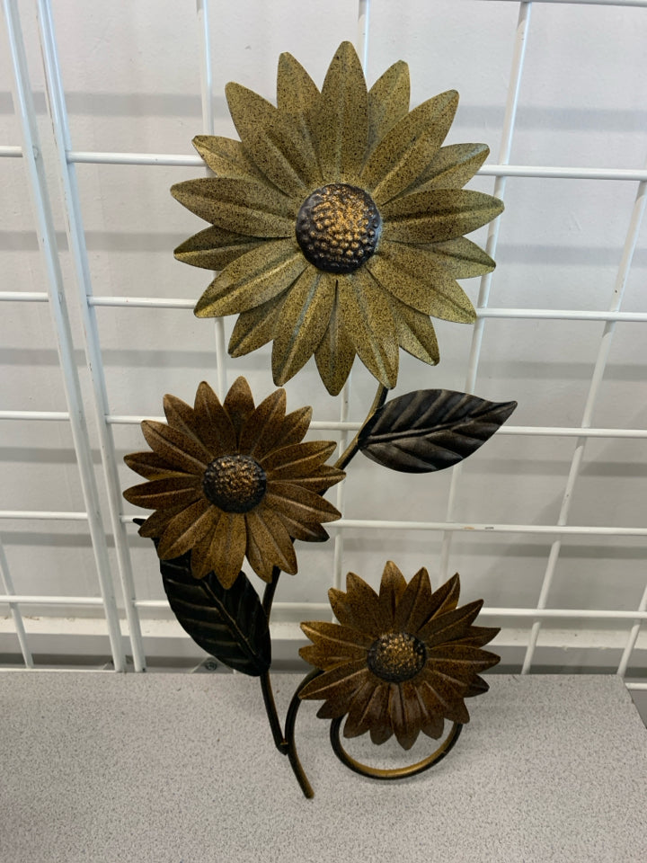 METAL SUNFLOWER WALL DECOR.