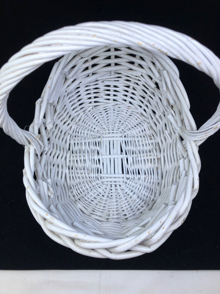 WHITE OVAL BASKET W SINGLE HANDLE.