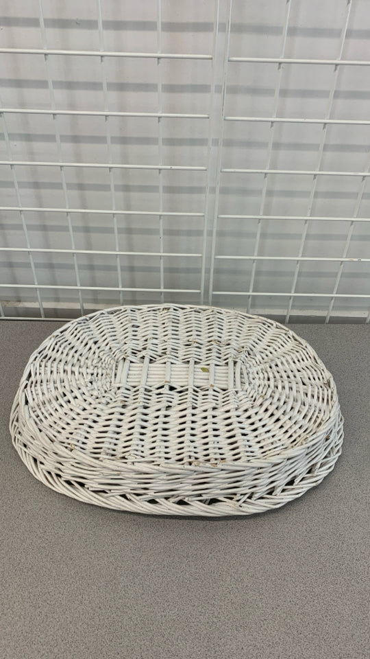 WHITE WICKER OVAL TRAY.
