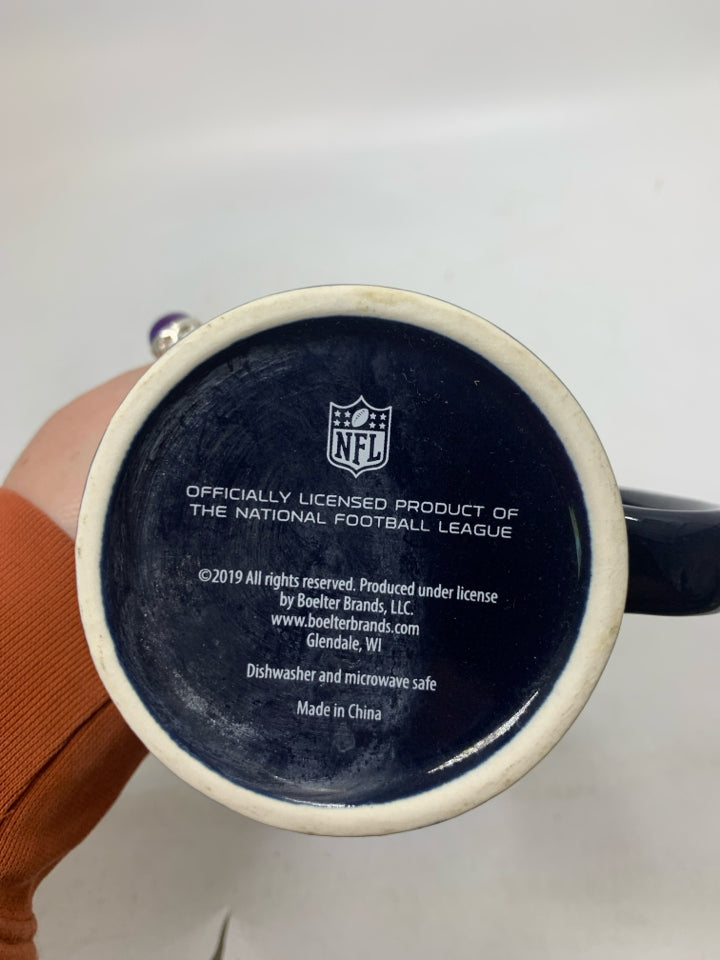 WHITE INTERIOR PATRIOTS SYMBOL MUG.