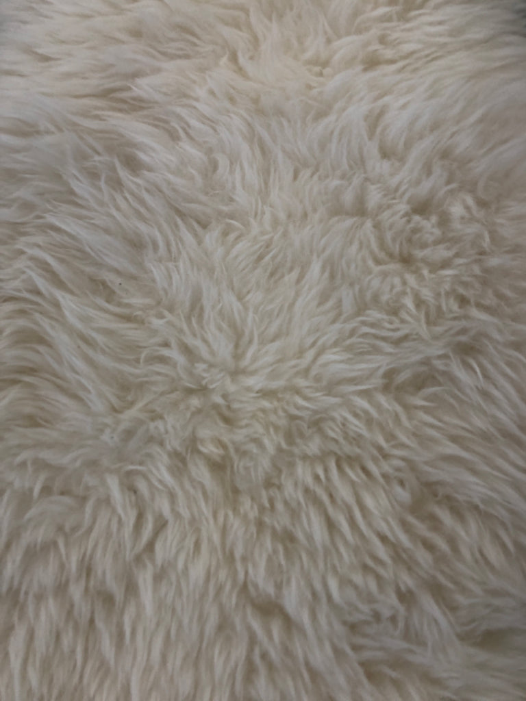 WHITE FLUFFY SHEEPSKIN RUG.