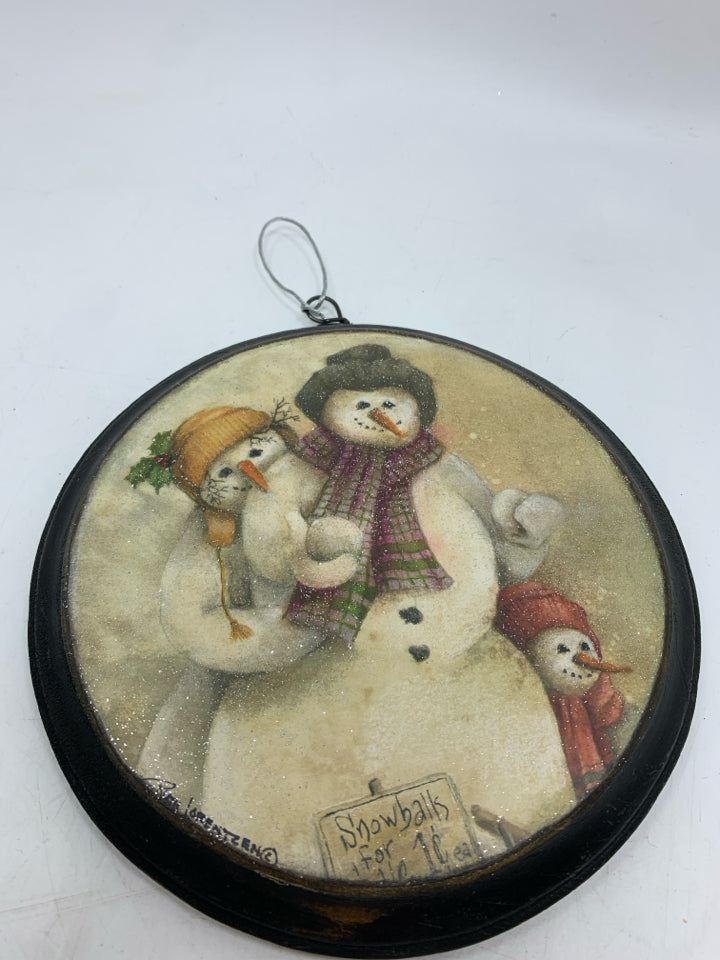 PRIMITIVE SNOWMAN FAMILY ON WOOD WALL HANGING.