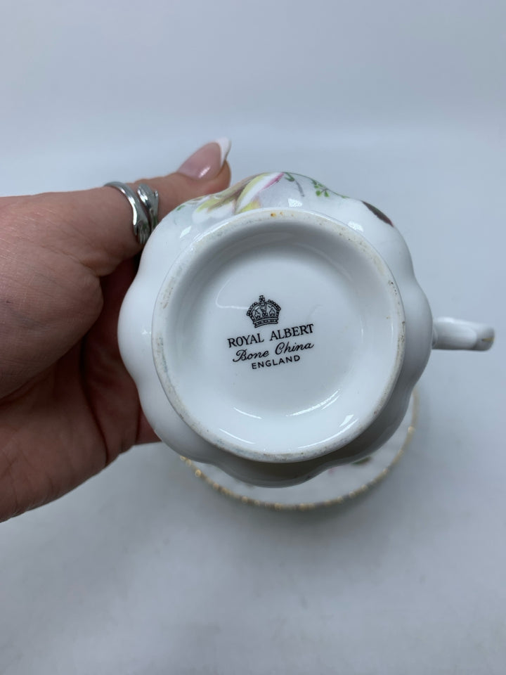 WHITE ROSES TEACUP/SAUCER.